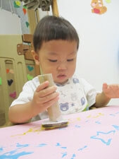 工作をする保育園児