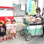 郵便局の前で保育園児が先生と集合している様子