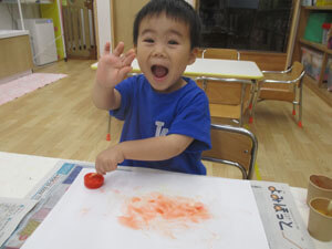 保育園児が絵の具でお絵描きをする様子