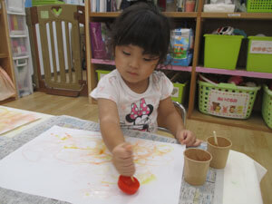 保育園児が絵の具でお絵描きをする様子