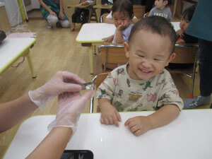 ししゃもを見る保育児