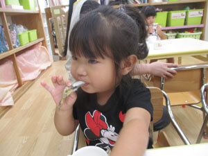 ししゃもを食べる保育園児