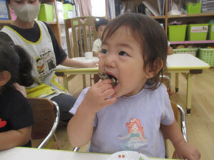 ししゃもを食べる保育園児