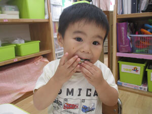 ししゃもを食べる保育園児