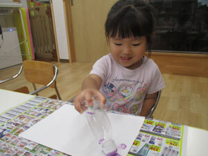 保育園児が絵の具でお絵描きをする様子