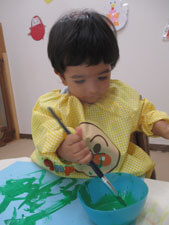 保育園児が絵の具でお絵描きをする様子