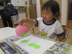 保育園児が絵の具でお絵描きをする様子