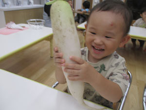 大根をもつ保育園児