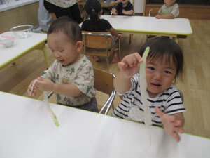 大根をさわる保育園児たち