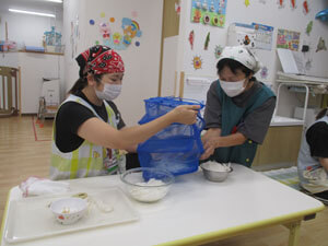 大根を干す準備をする先生たち