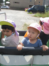 戸外散歩に向かう保育園児達と先生