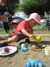 公園で遊ぶ保育園児