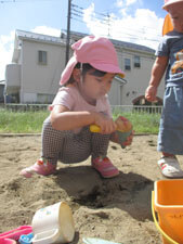 公園で遊ぶ保育園児