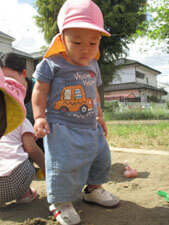 公園で遊ぶ保育園児