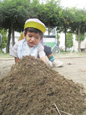 公園で遊ぶ保育園児