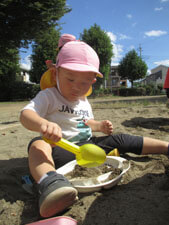 公園で遊ぶ保育園児