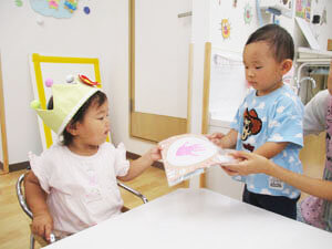 保育園での誕生日会の様子、保育園児達