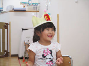 保育園での誕生日会の様子、笑顔の保育園児