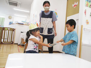 保育園での誕生日会の様子、笑顔の保育園児たち