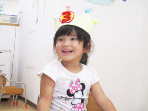 保育園での誕生日会の様子、笑顔の保育園児