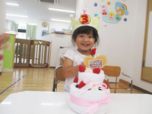 保育園での誕生日会の様子、笑顔の保育園児