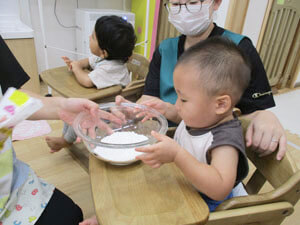 保育園児が白玉粉を混ぜる様子