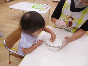 保育園児が白玉粉を混ぜる様子
