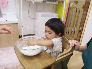 保育園児が白玉粉を混ぜる様子