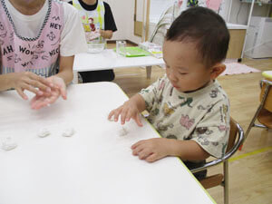 保育園児が白玉粉をこねる様子