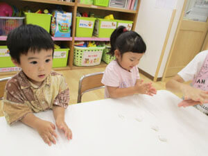 保育園児が白玉粉をこねる様子