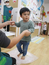 小麦粉を踏んでうどんを作る保育園児の様子