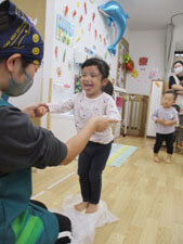 小麦粉を踏んでうどんを作る保育園児の様子