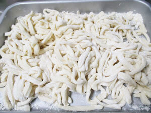 手作りのうどんを切ったもの