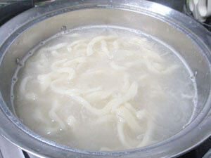 手作りのうどんを茹でている様子