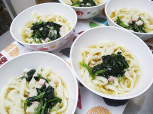 手作りうどんの調理が完成した様子