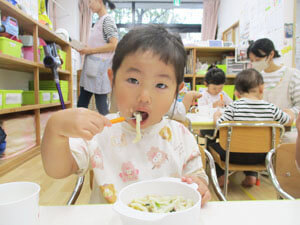 手作りうどんを食べる保育園児の様子
