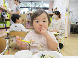 手作りうどんを食べる保育園児の様子