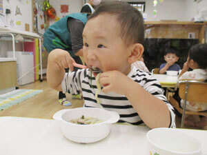 手作りうどんを食べる保育園児の様子