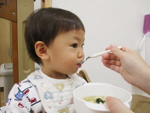 手作りうどんを食べる保育園児の様子