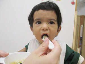 手作りうどんを食べる保育園児の様子