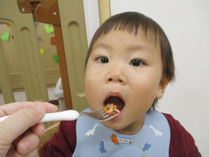 切り干し大根サラダを食べる園児の様子