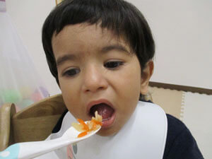 切り干し大根サラダを食べる園児の様子