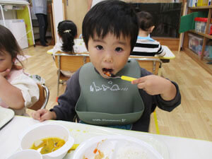 切り干し大根サラダを食べる園児の様子