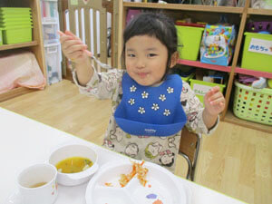 切り干し大根サラダを食べる園児の様子