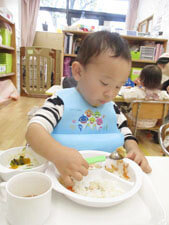 切り干し大根サラダを食べる園児の様子