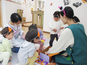 保育園でのハロウィンパーティーを楽しむ園児の様子