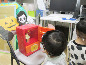 保育園でのハロウィンパーティーの様子