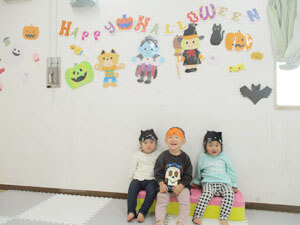 保育園でのハロウィンパーティーの集合写真