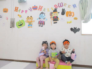 保育園でのハロウィンパーティーの集合写真