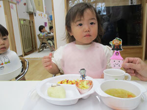 保育園でのハロウィンパーティーのイベント給食を食べる園児の様子